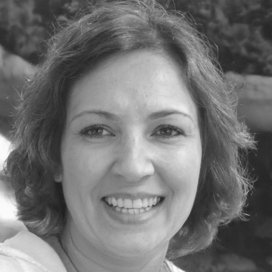 Dahlia Svensson, Senior Financial Analyst