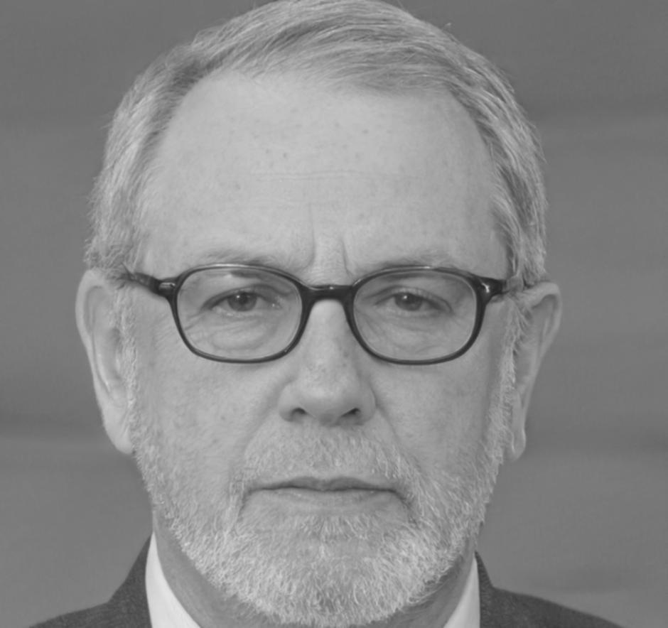 Finance professional Jin Eckhart discussing study materials benefits